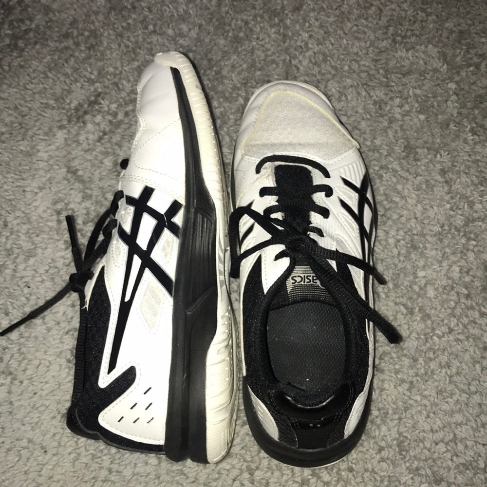 ASICS upcourt 3 volleyball shoe